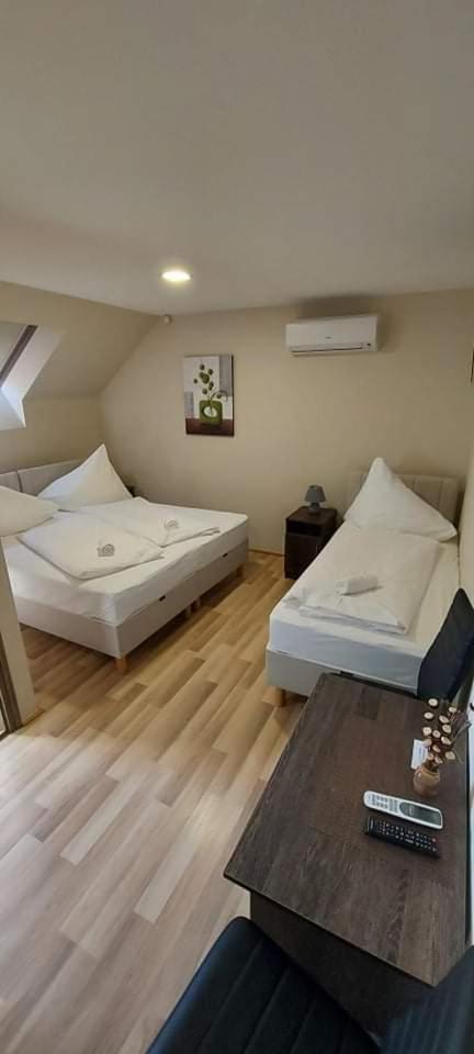 Soerpatika Vendeghaz Hotell Badacsonytomaj Rum bild