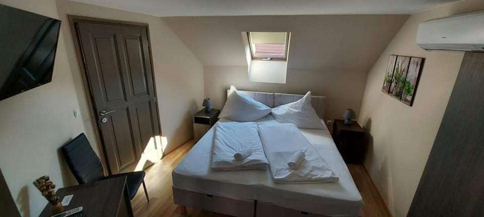 Soerpatika Vendeghaz Hotell Badacsonytomaj Rum bild